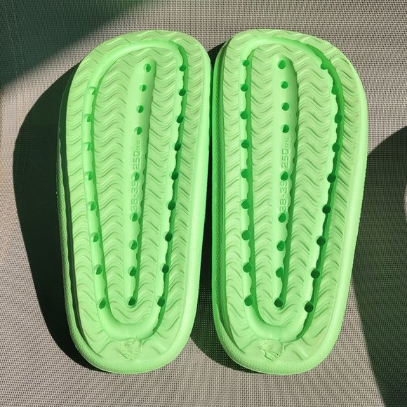 Cloud Cushion Cozi Slides Size 7.5 to 8 LNWOT - Picture 13 of 13